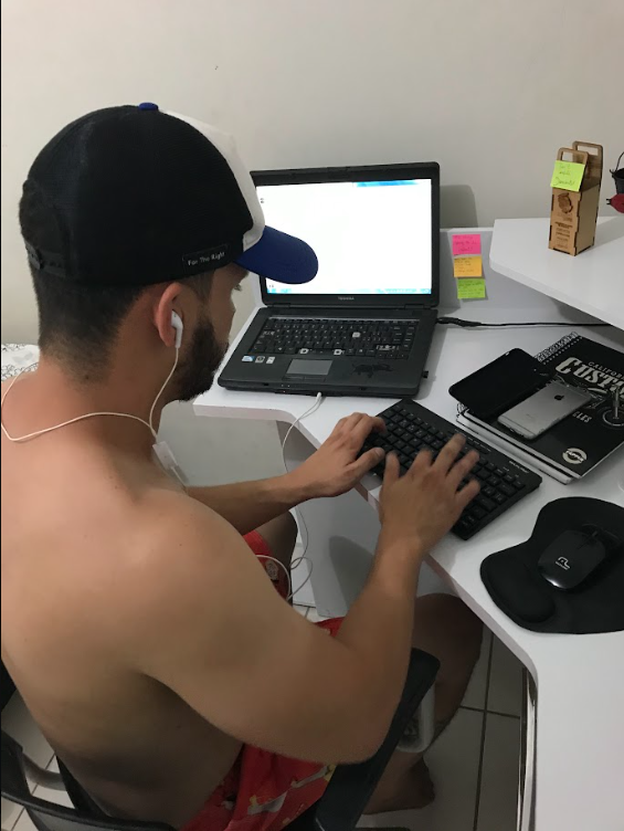 Bruno Lopes no início em escritório modesto